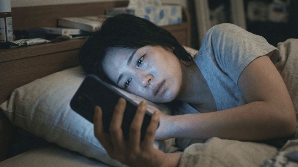 SNS監視や連絡が「寝れない夜」を長引かせる SNS監視や連絡が「寝れない夜」を長引かせる